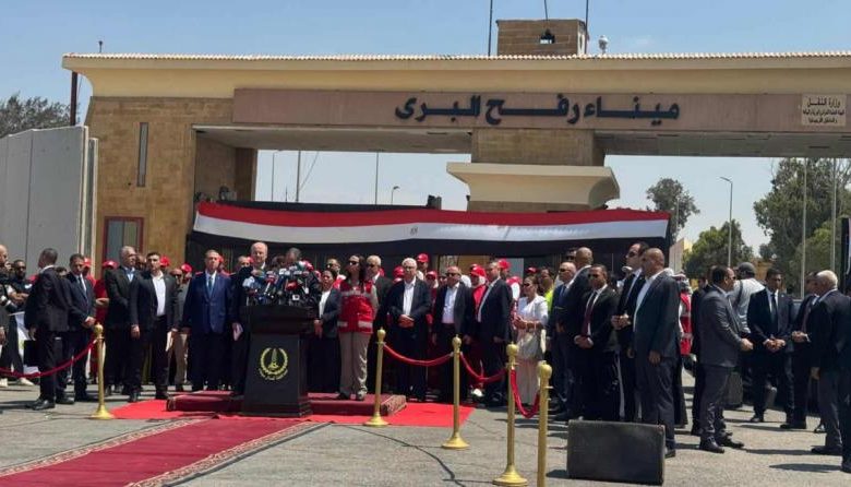 السلطة تحلم بالعودة لحكم غزة ومحمد مصطفى يزور معبر رفح