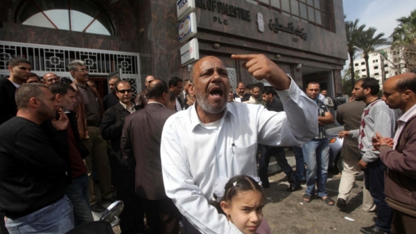 التقشف أو الانهيار.. السلطة تغرق ماليًا والمواطن وحده يدفع الفاتورة