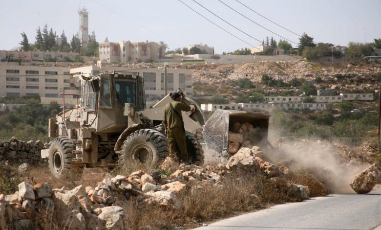 المستوطنون يجرفون أراضي ترمسعيا والسلطة تراقب المشهد بصمت