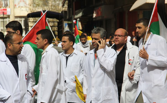 في الضفة.. فشل السلطة يحول الأطباء إلى أرقام بلا دور