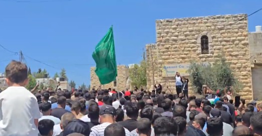 هتفت للمقاومة.. جماهير سلواد تشيع جثمان “عياد” الذي ارتقى باعتداء للمستوطنين