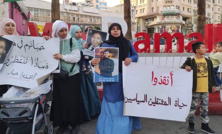 أهالي المعتقلين يدعون لوقفة احتجاجية رفضاً لتعذيب أبنائهم في سجون السلطة