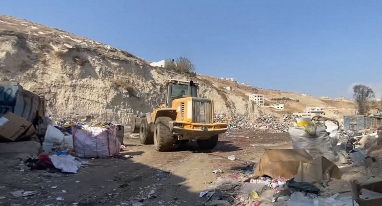 البلدية عاجزة.. مكب نفايات “الصيرفي” يخنق أهالي شرق نابلس