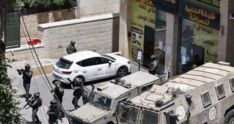 جيش الاحتلال يواصل سرقة الأموال ويسطو على شركة صرافة في طولكرم