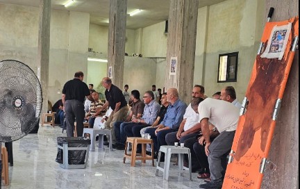 رغم ملاحقة الاحتلال.. أهالي دوما يؤمون بيت عزاء الشهيد “ثمين دوابشة”