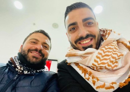 كالعصابات.. أجهزة السلطة تختطف حسين أبو الحج ويطرحون طفلته أرضاً