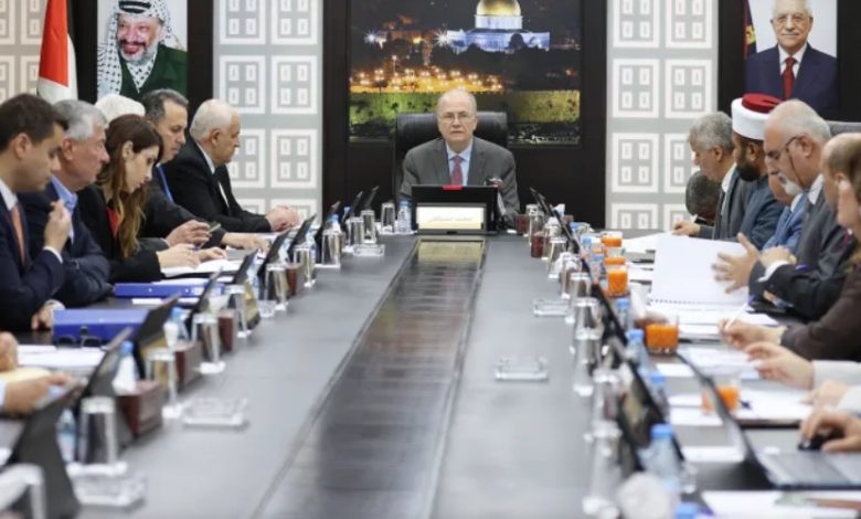 بموقف هزيل يرقى للتواطؤ.. هكذا ردت السلطة على خطة “سموتريتش” الاستيطانية