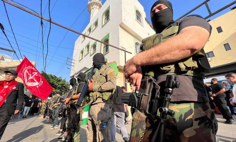 تفاصيل.. لماذا أصر عباس على سحب سلاح المخيمات بلبنان