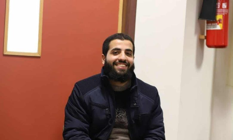 عبد الرحمن البشر.. السلطة تكافئه بالضرب والتعذيب لأنه يُدَرس القرآن