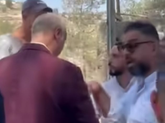 سيادة زائفة.. مستوطنون يطردون وزيرًا فلسطينيًا من إحدى قرى رام الله