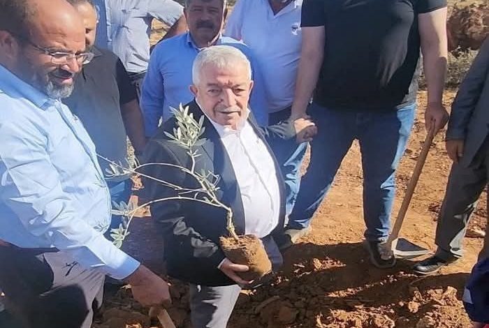 محمود العالول يستغفل الشعب الفلسطيني بزراعة الزيتون في آب.. فما القصة