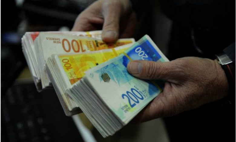 كاتب: السلطة متورطة مع الاحتلال في تهجير الفلسطينيين بالضغط عليهم اقتصادياً