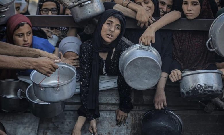 مطالبة السلطة بملاحقة الاحتلال قضائيًا عقب إعلان المجاعة بغزة