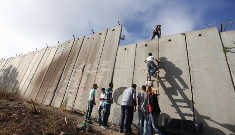 العمال يسقطون عن الجدار خلال محاولتهم البحث عن العمل وشاهر سعد في الفنادق!