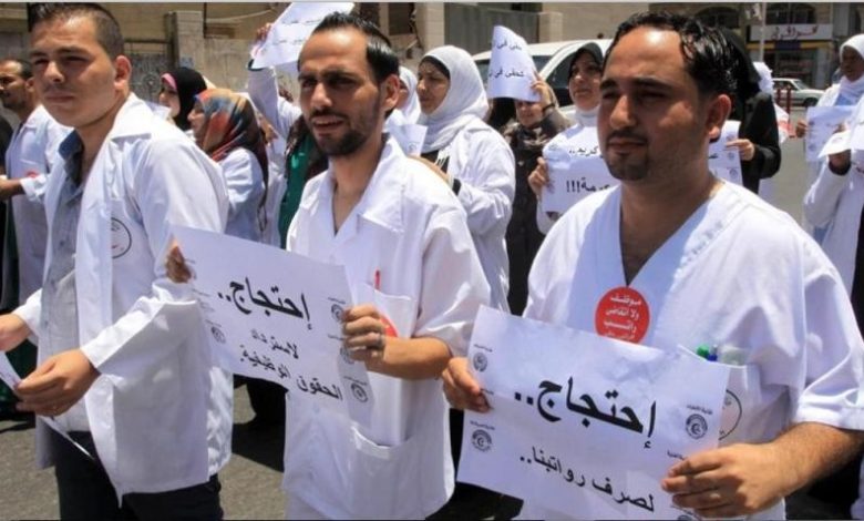 تأخر الرواتب والغلاء يثيران قلق الشارع.. والسلطة في واد آخر