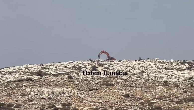 السلطة تشاهد بصمت.. المستوطنون يقطعون طرقاً ويشقون أخرى قرب رام الله