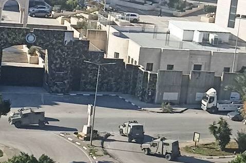 أجهزة السلطة اختبأت في مقراتها.. آليات الاحتلال تعربد وسط طولكرم