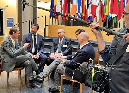 محمد التلولي يتجند لإيصال الرواية الإسرائيلية للأوروبيين حول المنهاج الفلسطيني