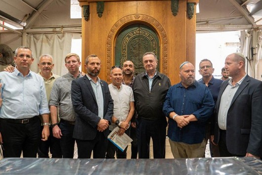 كاتس يجتمع بقادة المستوطنات في الحرم الإبراهيمي ويعلن دعمه ضم الضفة