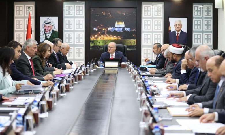 حكومة مصطفى تتسول الدعم المالي: نحتاج 200 مليون دولار شهرياً للرواتب