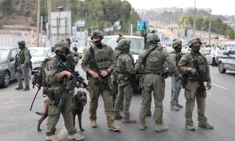 السلطة تدين وتشاهد بصمت.. الاحتلال ينكل بأهالي غرب القدس بعد عملية “راموت”