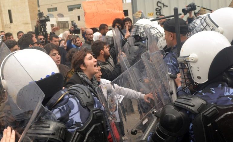 هكذا تستخدم السلطة القضاء والأمن لقمع خصومها السياسيين بالضفة