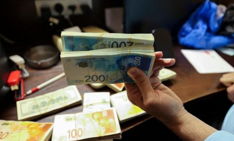 تحذيرات من إغلاق محطات الوقود والغاز بالضفة بسبب رفض البنوك استقبال الإيداعات