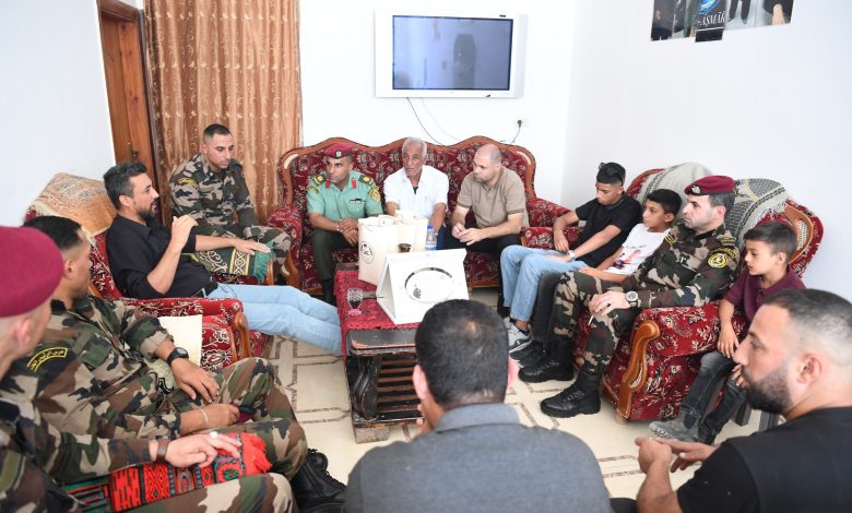 تتجاهل جراح أهله.. السلطة تكرم مشاركًا بعدوانها على مخيم جنين