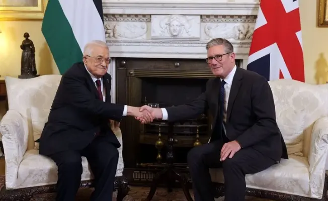 لندن لعباس: لا علاقات دبلوماسية كاملة قبل قطع رواتب الشهداء والأسرى