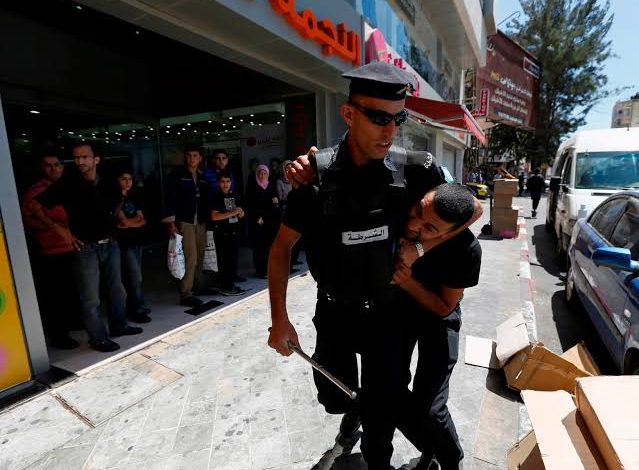 حواجز الاحتلال ببرقة مفتوحة أمام الاعتقال السياسي.. السلطة تنوب عنه