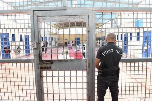 حماس تحذر من خطورة إجرام الاحتلال بحق الأسرى