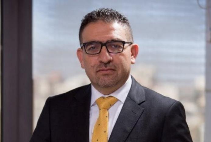 بين مسالخ السلطة ووحشية “إسرائيل”.. عمار الدويك لا يرى إلا غزة