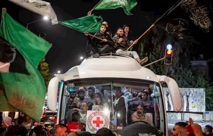 خريشة يروي قصة فتاة مع كلينتون.. المقاومة فقط طريق الحرية