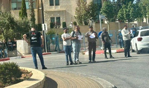 أهالي الشهداء والأسرى يعتصمون برام الله رفضاً لقطع السلطة رواتب أبنائهم