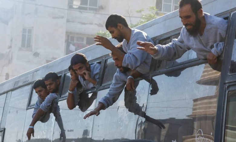 خرجوا كراماً.. الاحتلال يفشل في كسر إرادة الأسرى المحررين في صفقة التبادل