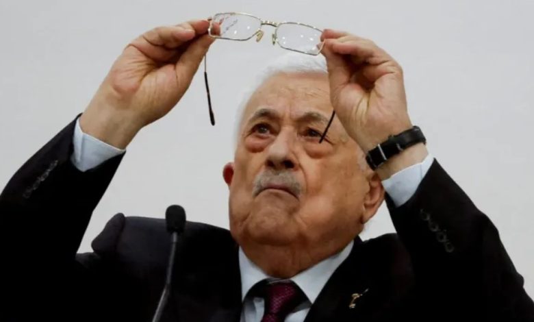 استطلاع: غالبية الفلسطينيين يؤيدون تغيير قيادة السلطة