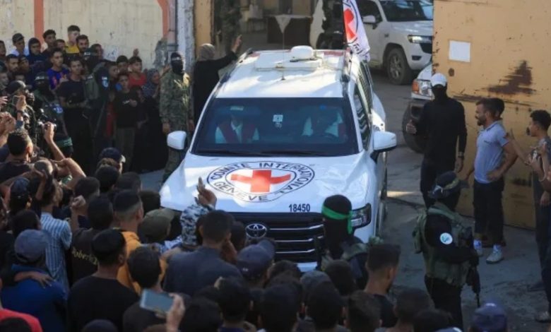 المقاومة تدخل الفرحة على منازل الفلسطينيين بعد تحريرها آلاف الأسرى