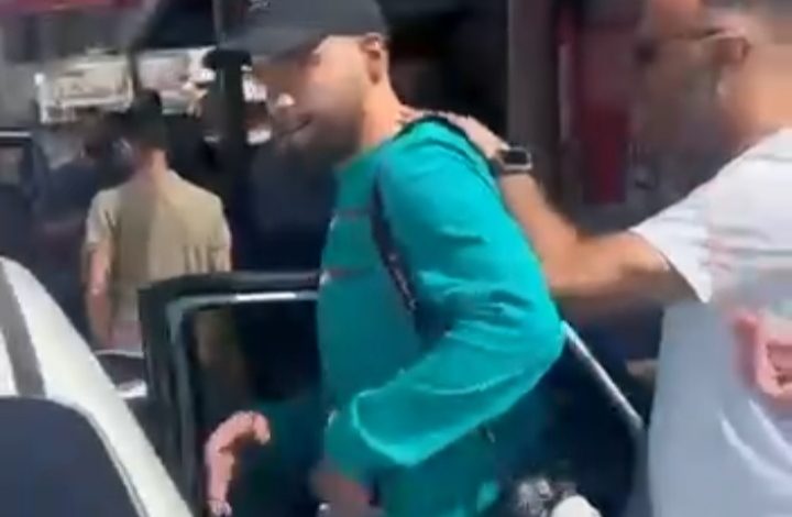 زعران أجهزة السلطة يعتدون على الصحفيين خلال تغطيتهم وصول الأسرى المحررين لرام الله