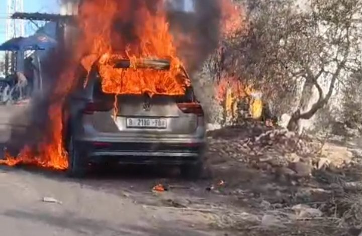 بينها سيارة تتبع للسلطة.. مستوطنون يحرقون مركبات فلسطينية في كفر قدوم