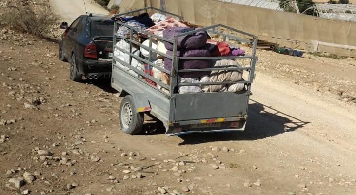 مستوطنون يجبرون عائلات فلسطينية على الرحيل ويحرقون مركبات شرق رام الله