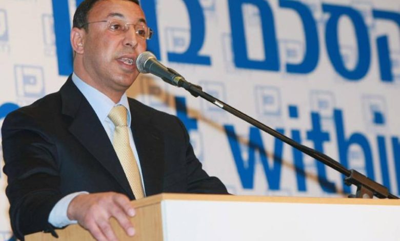 أثناء الحرب.. قيادي فتحاوي يلقي محاضرات في قواعد لجيش الاحتلال