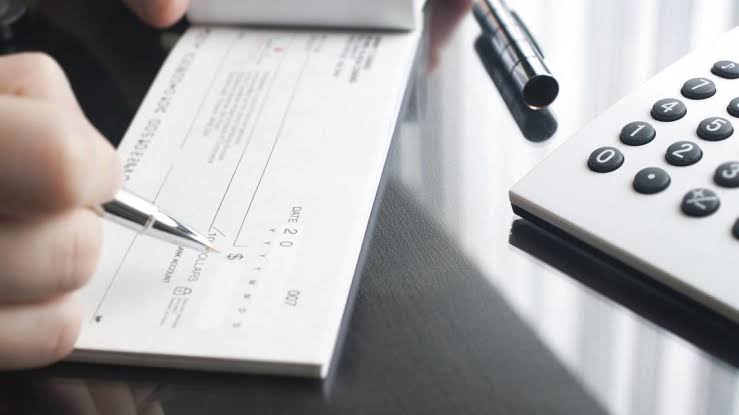 خبير قانوني: البنوك تُحَصل أرباحاً طائلة بسبب الشيكات المرتجعة