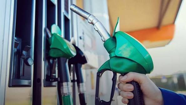 ثلثا سعره يذهب كضرائب للسلطة.. البنزين يواصل ارتفاعه مرهقاً جيب المواطن