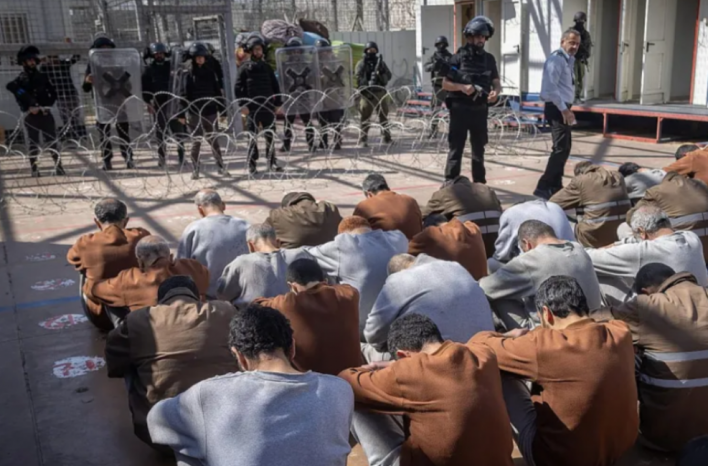 مركز الدفاع عن الأسرى: جرائم ترتكب بالجملة ضد الأسرى في سجون الاحتلال