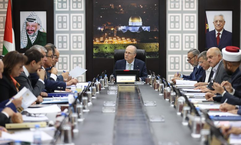 المواطن في الضفة مسحوق والحكومة الفاسدة العاجزة تجري تعديلات وزارية