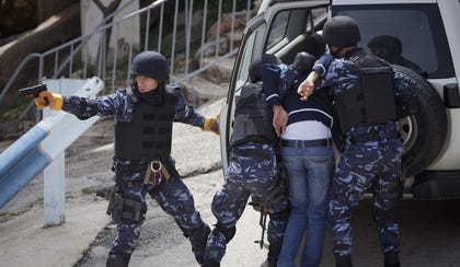 كاتب: تغول السلطة على المواطنين يخدم أهداف الاحتلال