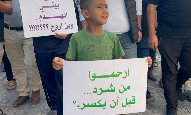 أهالي مخيم نور شمس ينظمون وقفة للمطالبة بعودتهم إلى مخيمهم