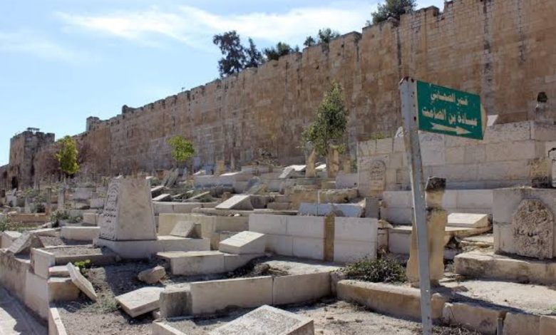 حماس: اعتداء المستوطنين على حرمة مقبرة الرحمة جريمة تهويد جديدة