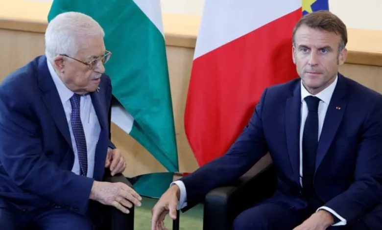 عضو مجلس وطني: عباس يكرس واقع “الانتداب الفرنسي” على القرار الفلسطيني