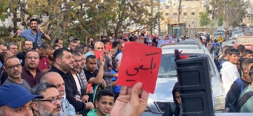 معلمو “يطا” يحتجون ويطالبون حكومة “مصطفى” بحقوقهم